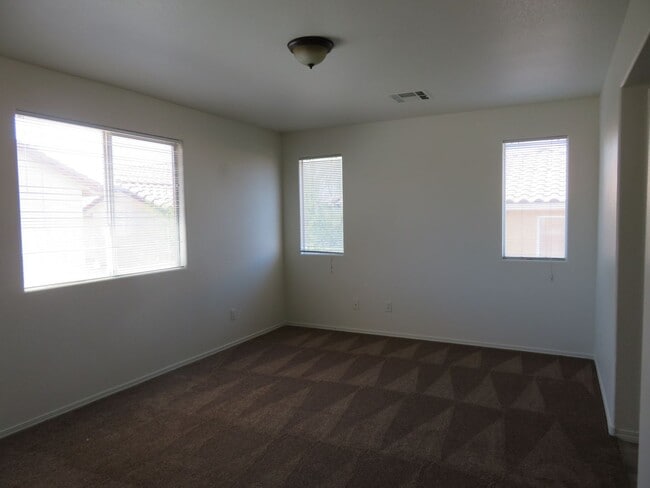 Building Photo - Great 2-Story Home
