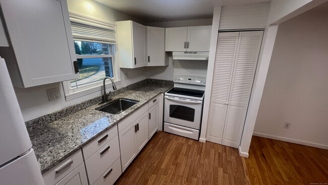 Building Photo - 14 Colonial Dr