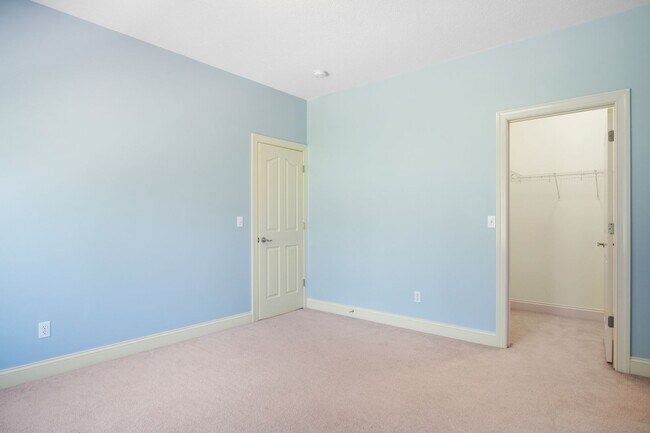 Building Photo - 3 bed/2 1/2 Bath. Pet Friendly, Pool,