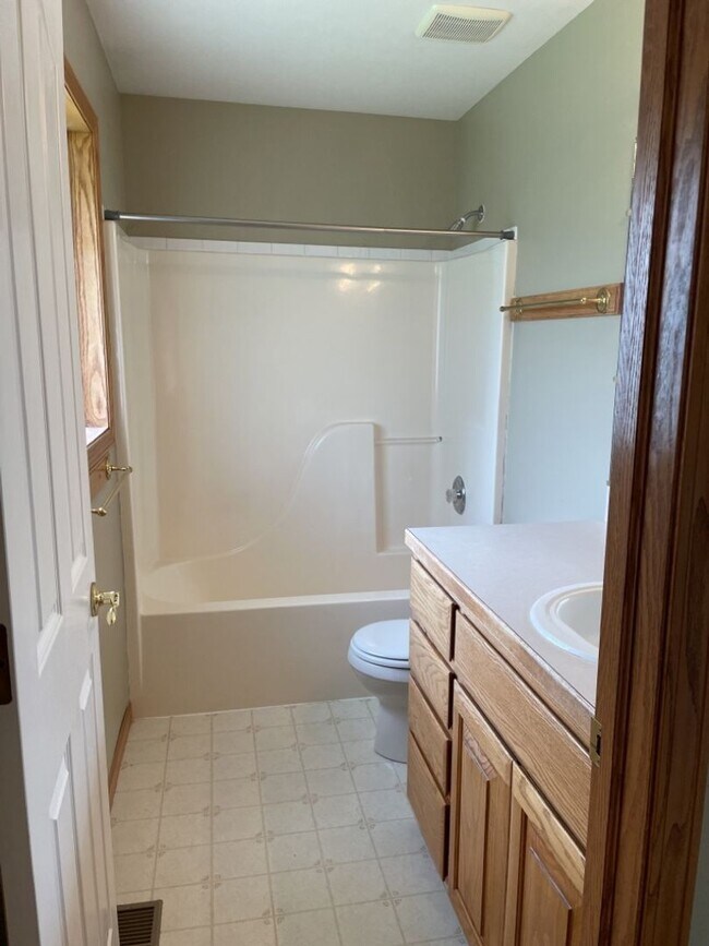 Building Photo - 4 Bed 2.5 Bath Home in Windsor