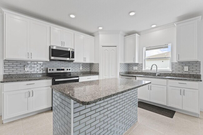 Building Photo - 681 SW Millard Dr