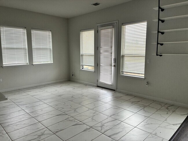 Building Photo - Elegant 6 BR 5 BA Home with Modern Amenities