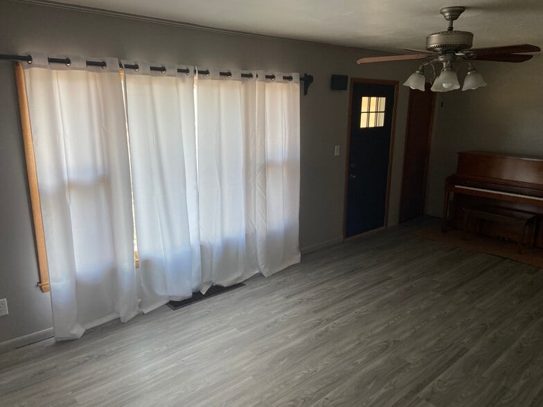 Living Room - 704 E Pike St
