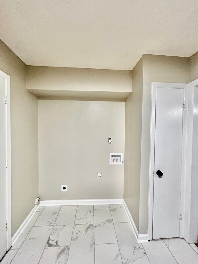 Building Photo - Cute 2-bedroom 1.5 bath duplex in Mid-Town