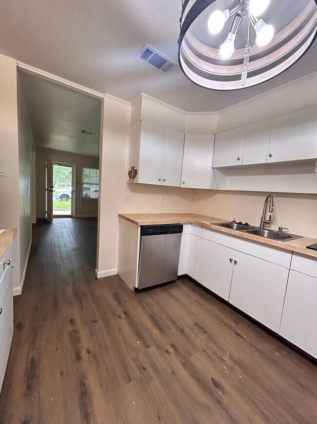 Building Photo - Newly Remodeled Home in the Heart of Baton...