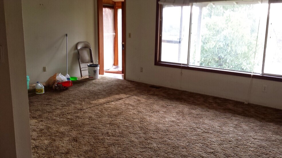 Living room with great views - 1897 NW Dogwood St