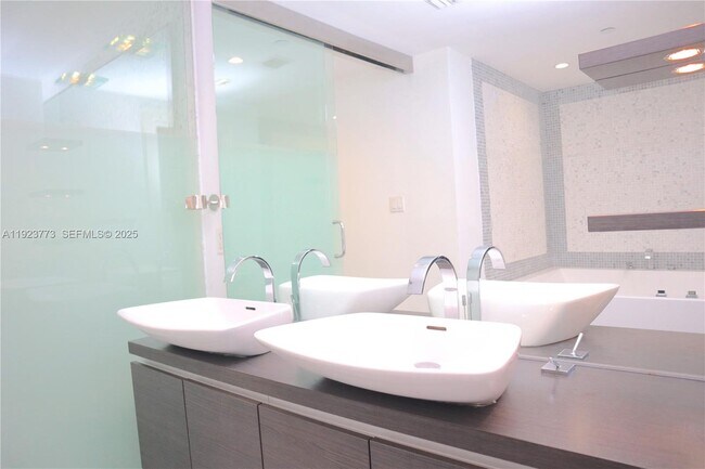 Building Photo - 200 Biscayne Blvd Way