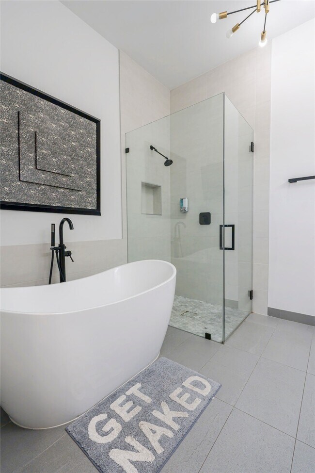 Building Photo - 709 Memorial Heights Dr