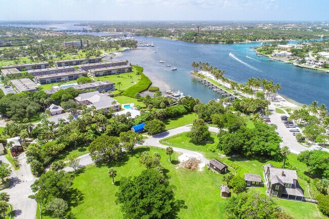 Building Photo - 755 Saturn St