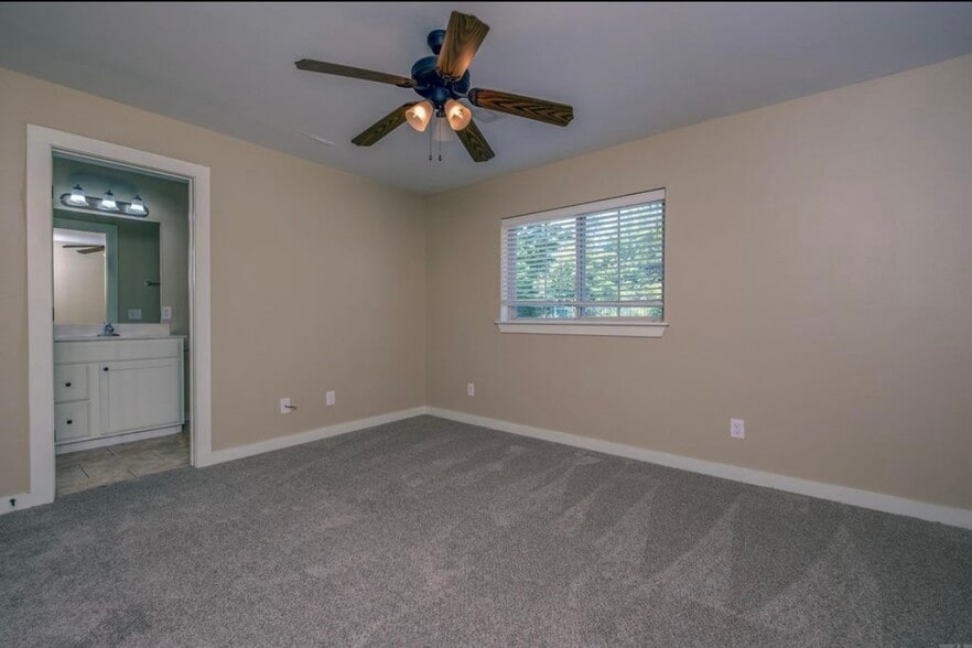 Building Photo - 102 Venezia Ln
