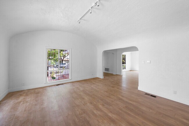 Building Photo - 1905 S Orange Dr