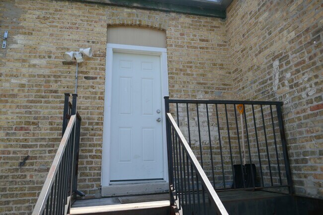 Building Photo - 1832 Dodge Ave
