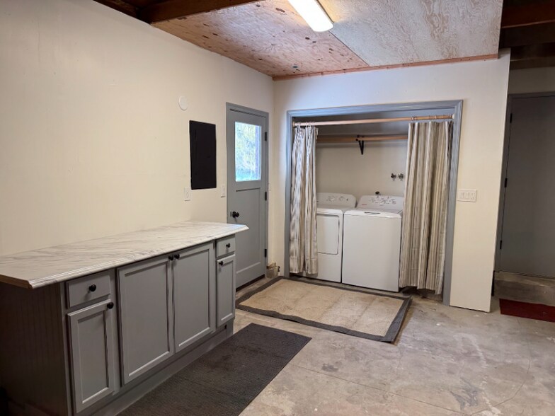 Building Photo - 5520 Valleyview Ln