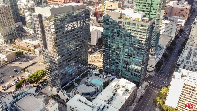 Building Photo - 901 Flower St