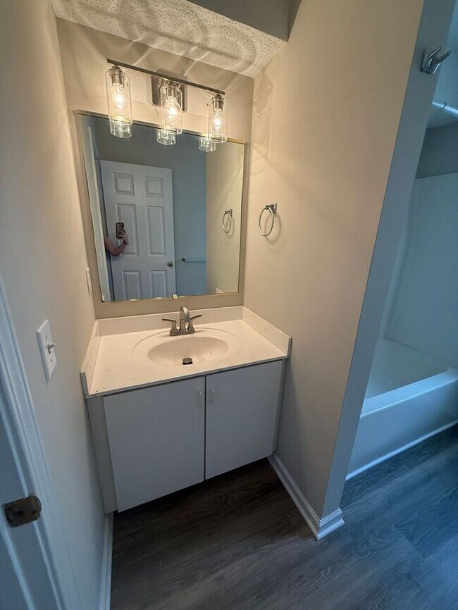 Building Photo - RENT SPECIAL! UPDATED MODERN UNIT! 3BR Clo...