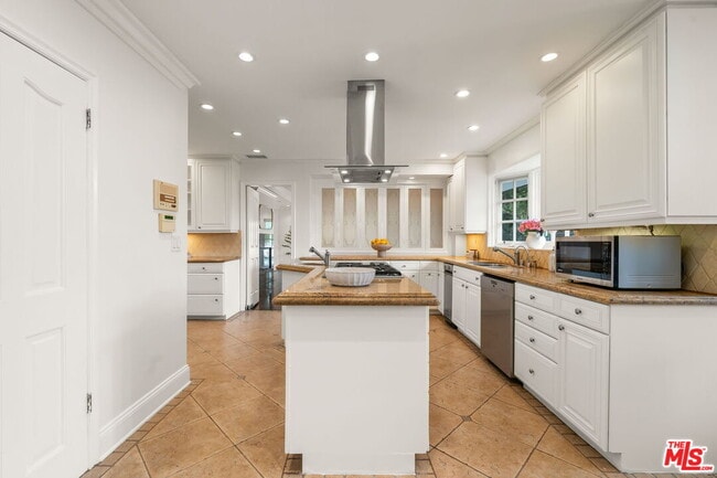 Building Photo - 9023 Alto Cedro Dr