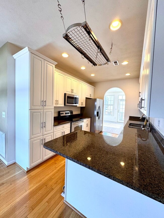 Building Photo - End Unit Townhome for Rent in Taylor Springs