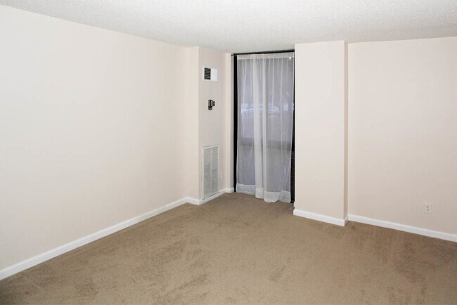 Building Photo - Large 2br/2ba - All utilities included in rent