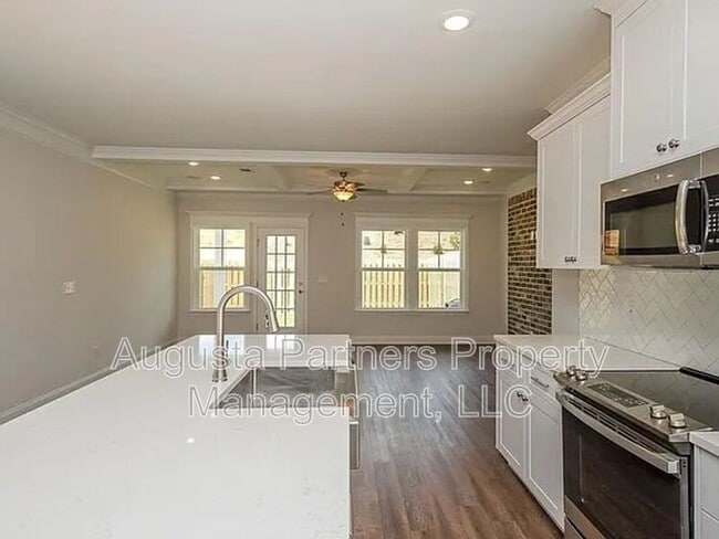 Building Photo - 335 Sumac Trail