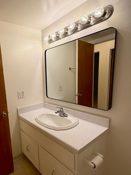 Bathroom vanity - 3234 Bolgos Cir