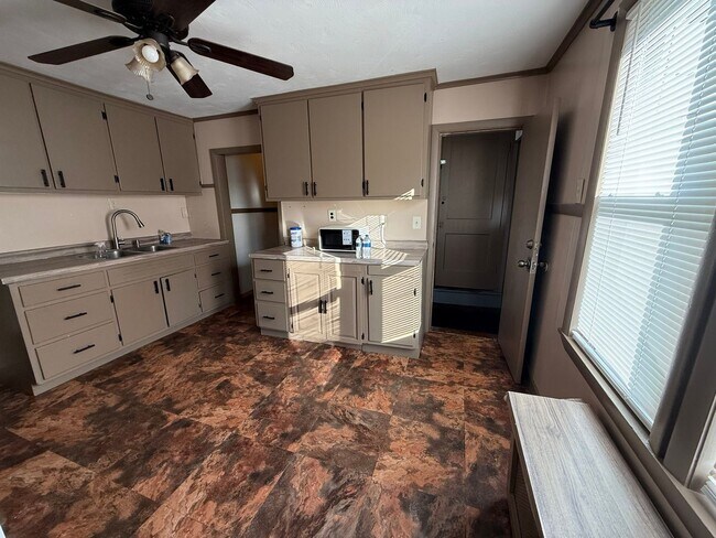 Building Photo - Spacious 3 bedroom 1 bathroom