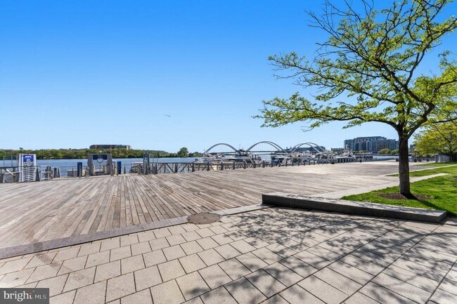 Building Photo - 1300 4th St SE