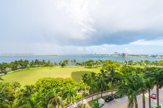 Building Photo - 1750 N Bayshore Dr