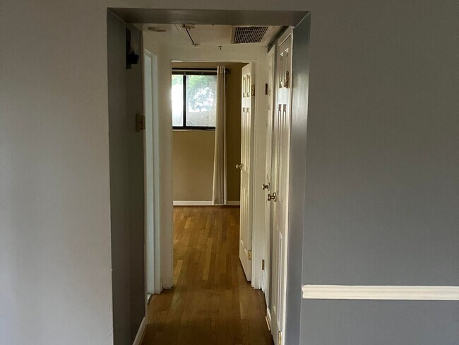 Building Photo - 1 BR/1 BA condo for rent in Courthouse, Ar...