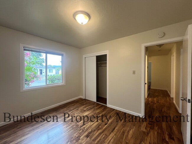 Building Photo - 3237 Midway Dr