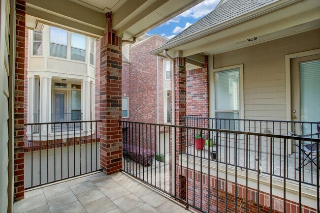 Building Photo - 2370 Bastrop St