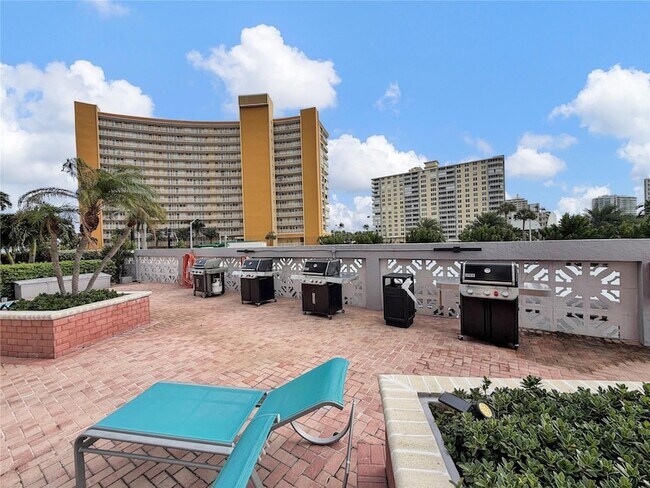 Building Photo - 405 N Ocean Blvd