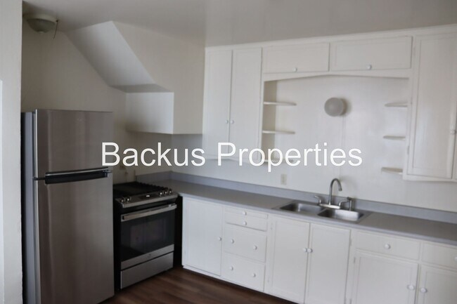 Building Photo - 210 Cypress Ave