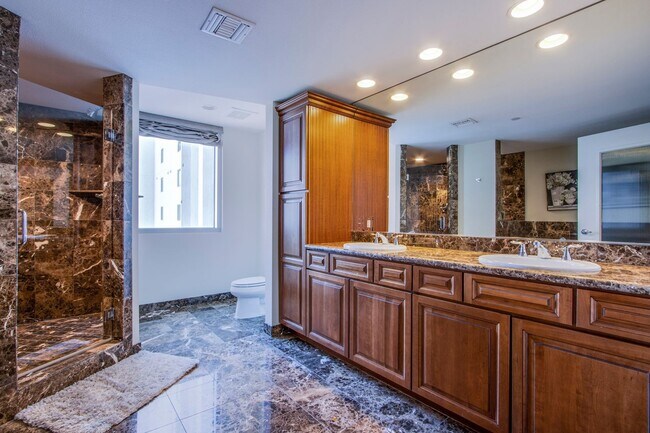 Building Photo - Absolutely stunning high rise loft at Metr...