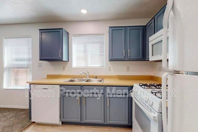 Building Photo - 1033 Desert Paintbrush Loop