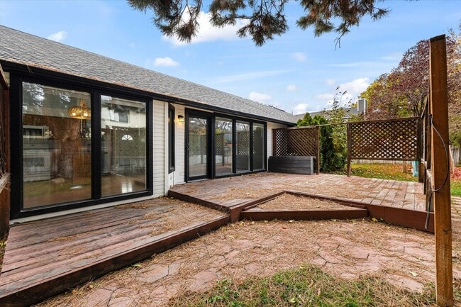 Building Photo - Charming 3-Bed, 3-Bath Home in Quiet Boise...