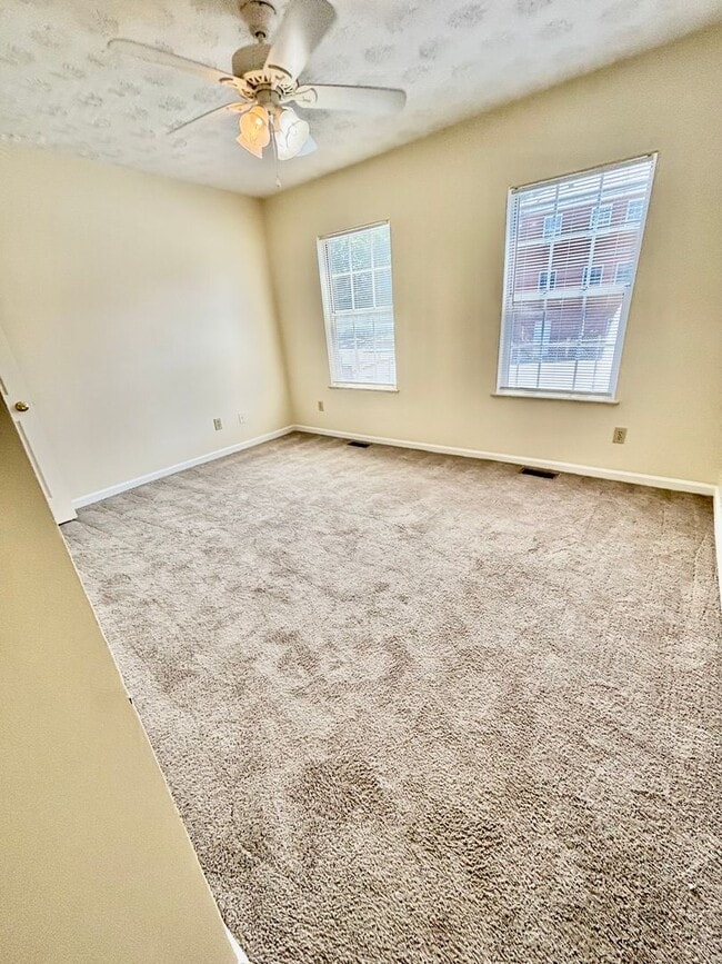 Building Photo - 2 Bedroom Duplex within walking distance o...