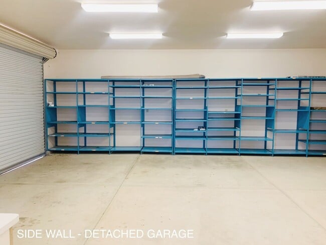 Building Photo - 3 bedroom home w/ large shop & office space!