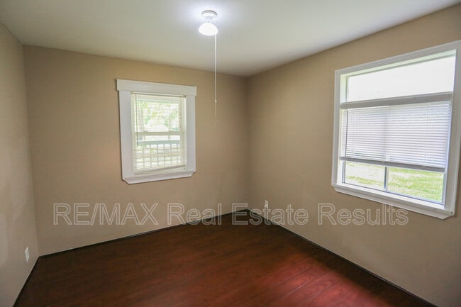 Building Photo - 1282 SE Farmers Dr