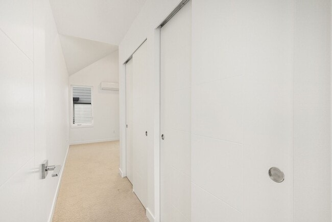 Building Photo - Gorgeous Greenlake Area 2 Bedroom Townhouse