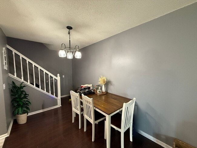 Building Photo - Updated 2 Bed, 2.5 Bath Apple Valley Townh...
