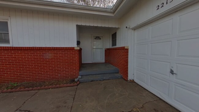 Building Photo - 2215 S Millwood Ave