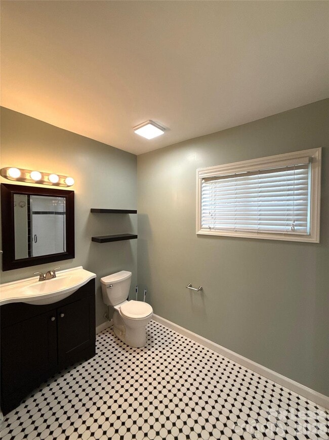 Building Photo - 2821 Sunset Dr