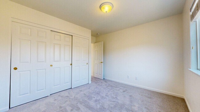 Building Photo - Beautiful 3 Bedroom 2.5 Bath Single Family...