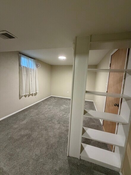 Main bedroom w/ bookcase - 3322 Vivian Dr