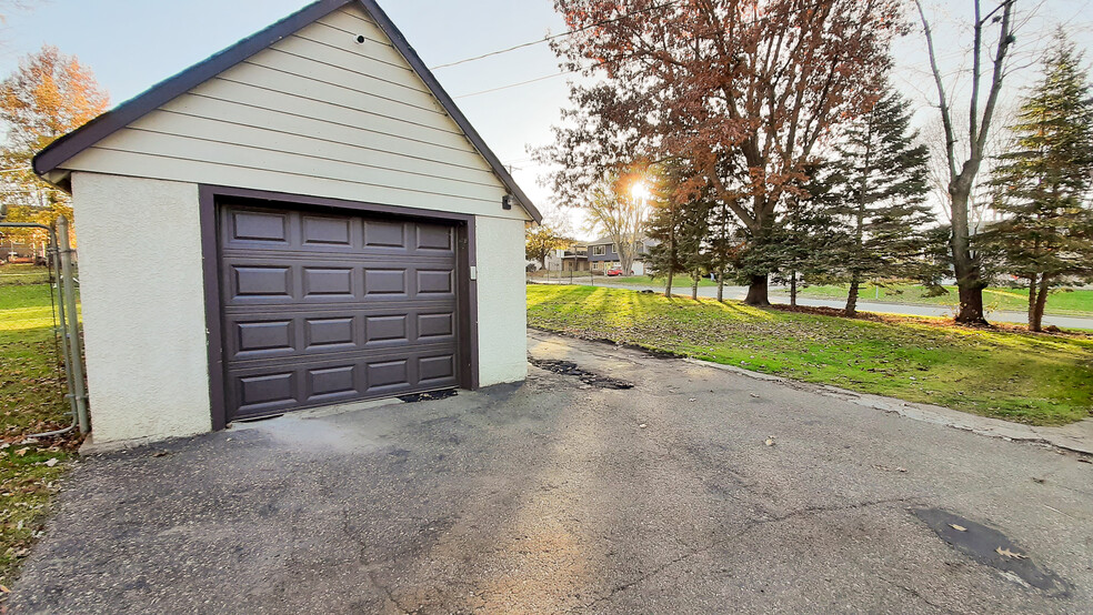 Garage - 821 10th St W