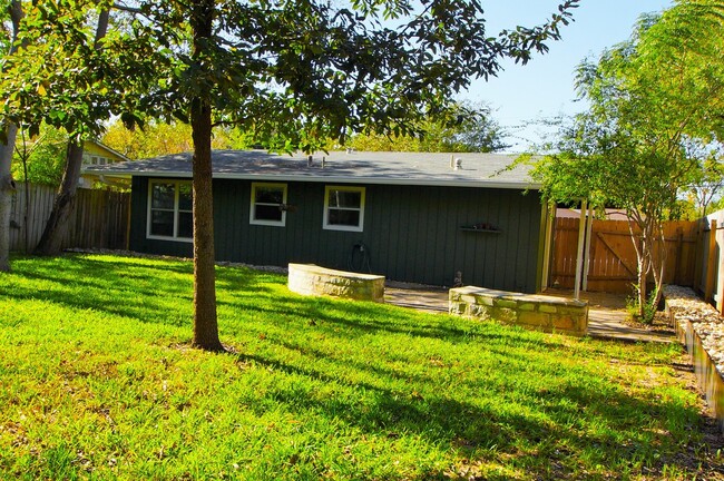 Building Photo - Adorable Bungalow home in Trending Neighbo...