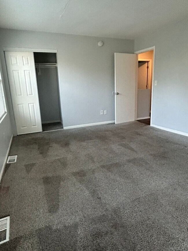 Building Photo - 819-823 Riverview Terrace