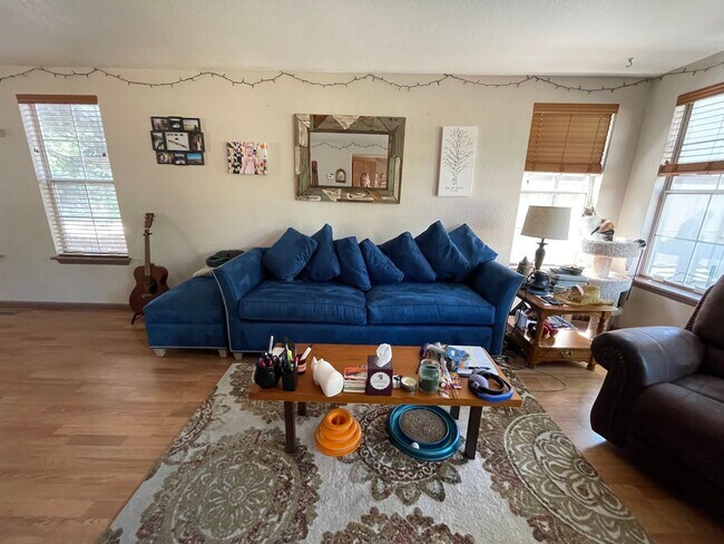 Building Photo - Charming 3 Bed 3 Bath Home - Available Aug...