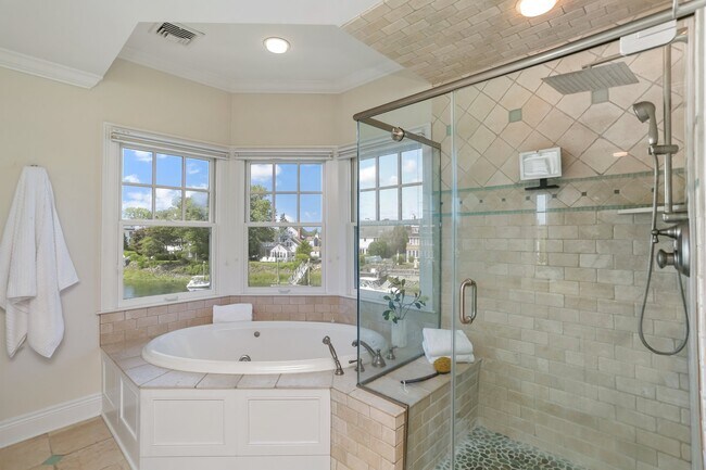 Building Photo - 1810 Fairfield Beach Rd