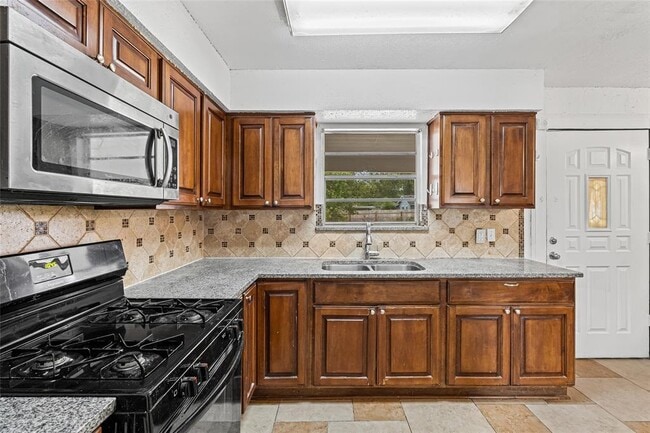 Building Photo - 9104 Glenn Ln